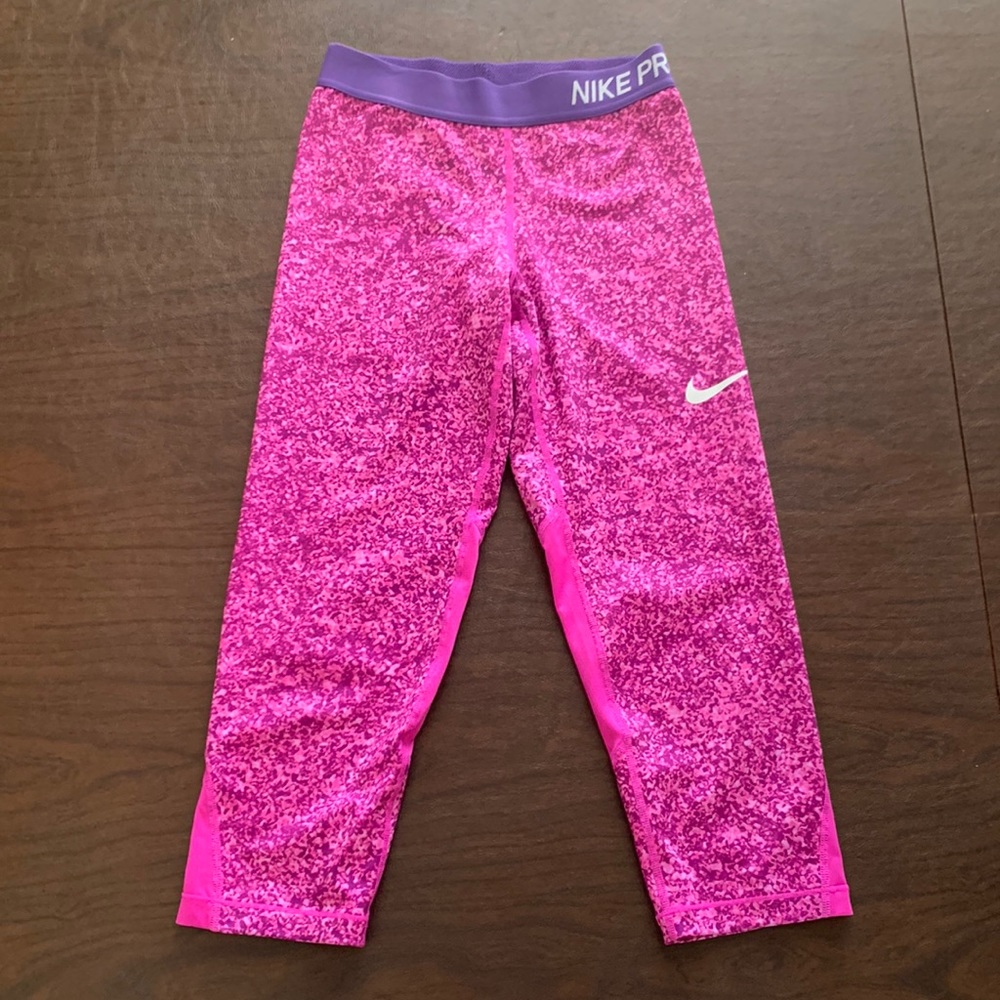 These are Nike cropped leggings.